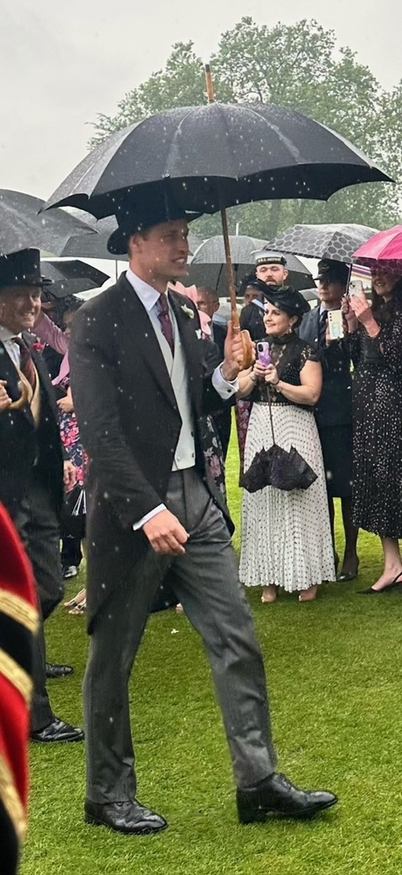Other image for Munir meets famous former schoolmate at garden party